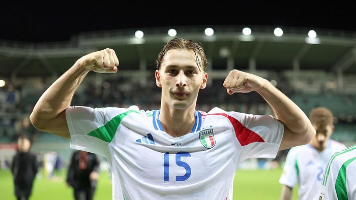 Pio Esposito rayakan gol debutnya untuk Timnas Italia. Luciano Spalletti menyebut penyerang muda Inter Milan itu punya gaya main mirip Christian Vieri.