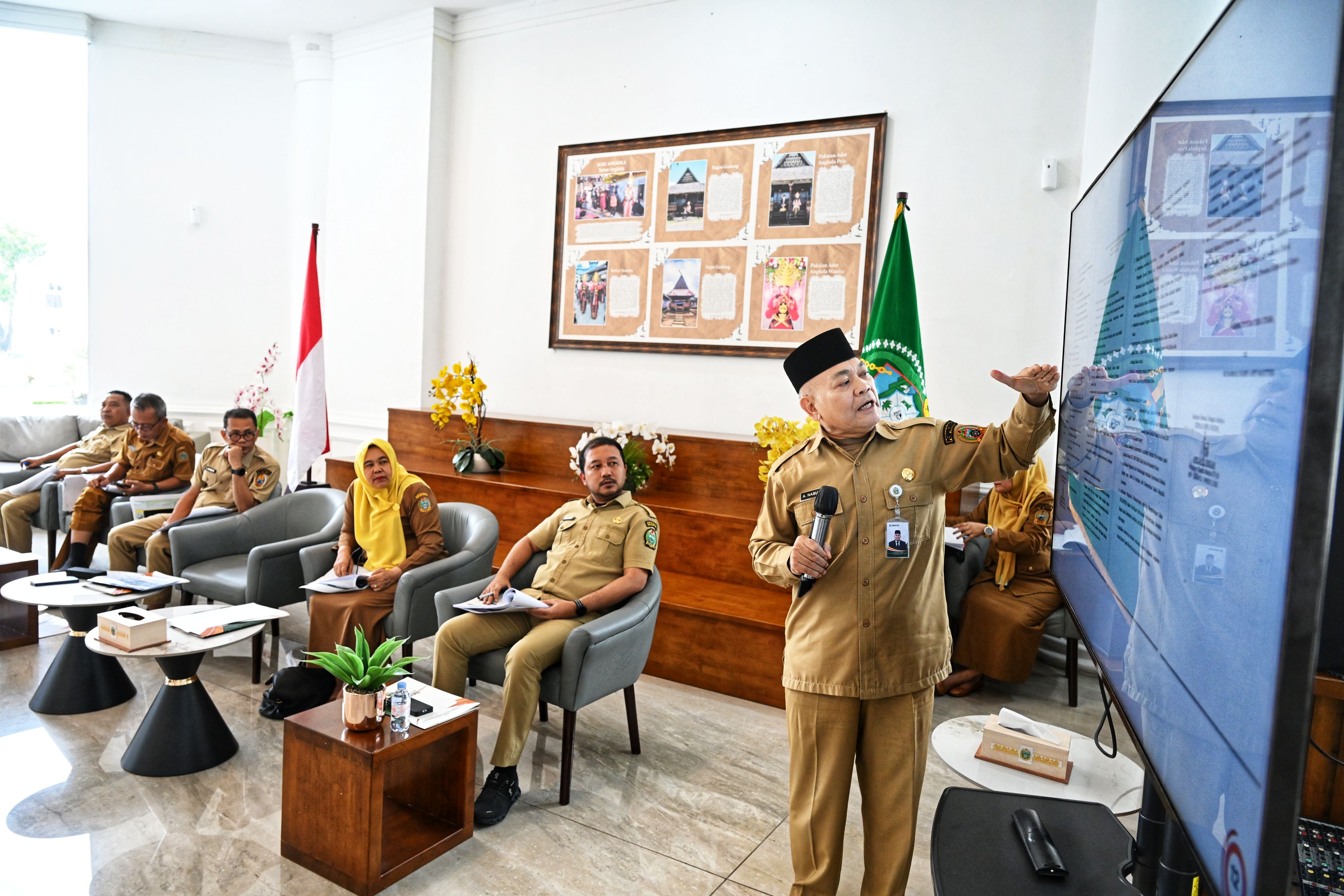Kepala Dinas Sosial Sumut, Asren Nasution menjelaskan program Sekolah Rakyat dalam konferensi pers di Kantor Gubernur Sumut, Jalan Pangeran Diponegoro Nomor 30 Medan, Senin (13/10).