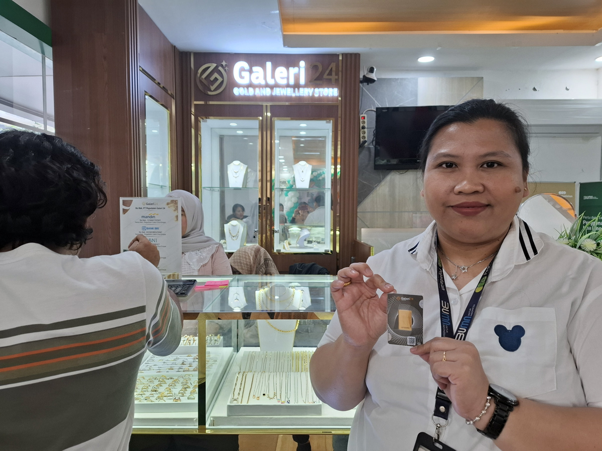 Ranita Sitanggang, Manajer Bisnis Pegadaian Pematangsiantar, mempromosikan Galeri 24 Emas, di kantor Pegadaian.