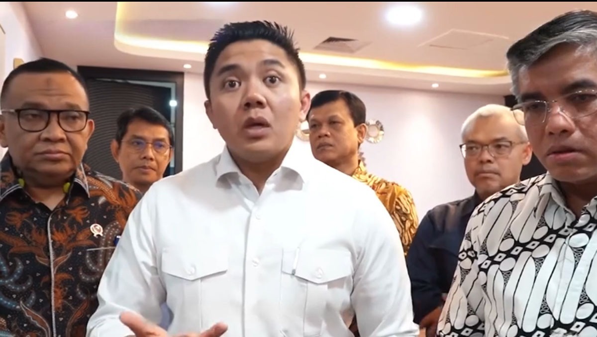 Sekretaris Kabinet Teddy Indra Wijaya bertemu Menaker Yassierli.