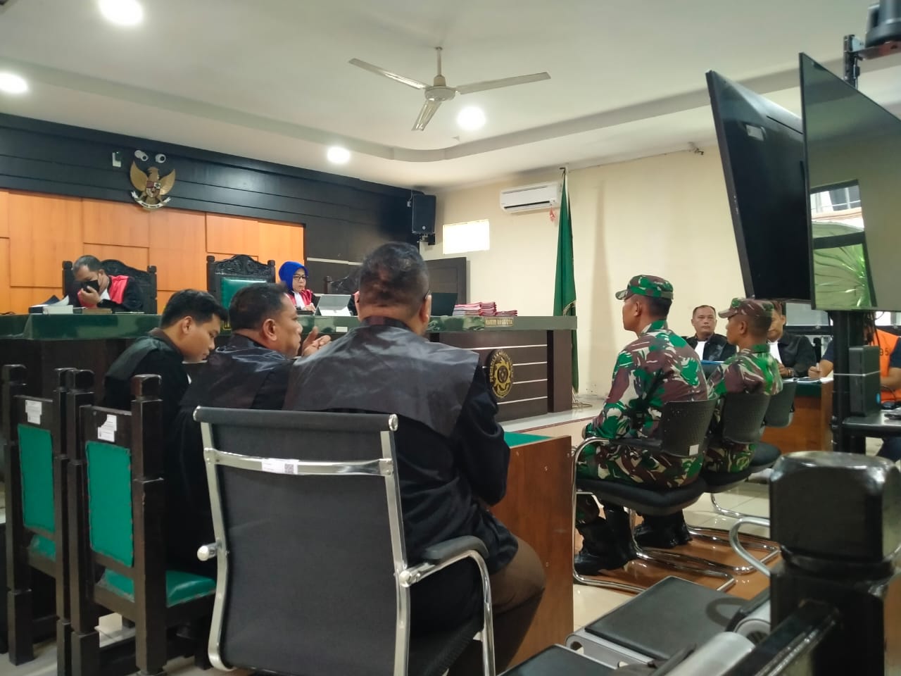 Terdakwa AHS saat menjalani sidang lanjutan kasus dugaan perdagangan ilegal sisik trenggiling seberat 1.180 kilogram di Pengadilan Negeri Kisaran, Senin (13/10/2025). AHS membantah seluruh kesaksian.