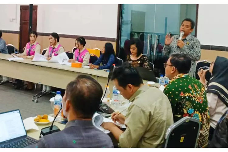 Ketua Tim Inovasi Pahala Lumban Gaol bersama Direktur RSUD Dolok Sanggul dr. Tiar L. Sihombing saat mengikuti tahapan presentasi Lomba Inovasi Daerah Provinsi Sumut 2025 di Bappelitbang Sumut.