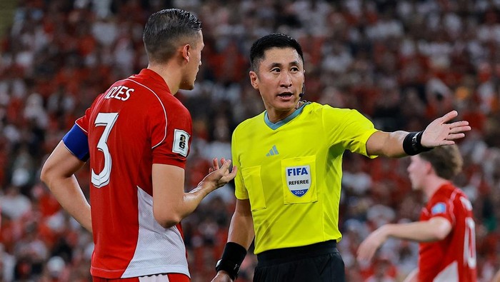 Wasit asal China, Ma Ning, keluarkan tiga kartu merah untuk pemain dan ofisial Timnas Indonesia usai laga panas kontra Irak di Kualifikasi Piala Dunia 2026.