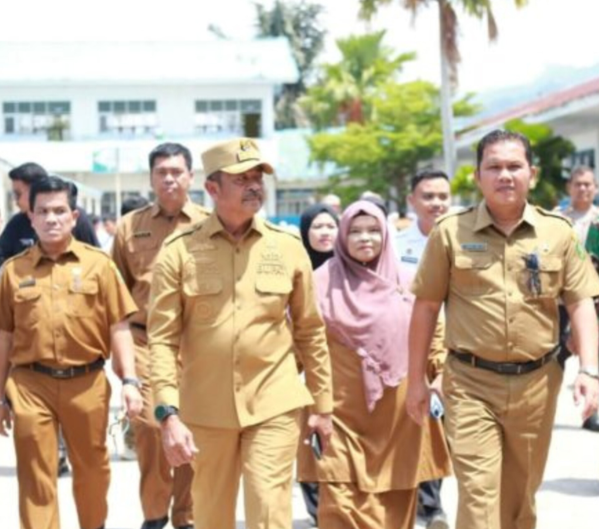 Bupati Madina Saipullah Nasution meninjau pembagian makanan bergizi di SMP Negeri 5 Panyabungan, Selasa (14/10).