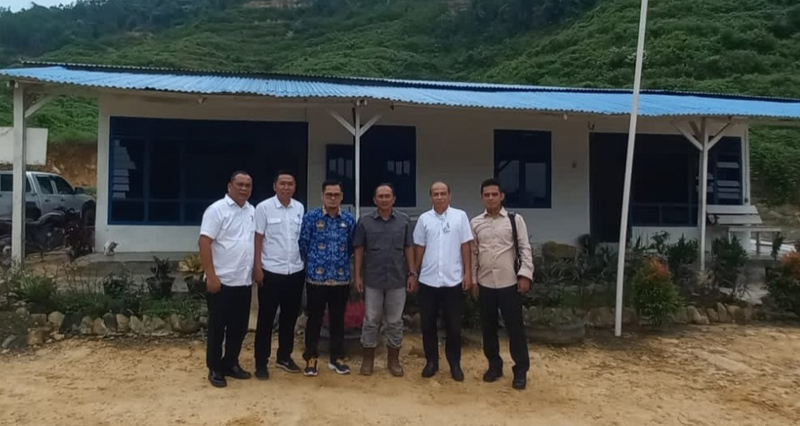 Kepala Disnaker Labura, Rojali Sagala, Kepala BPJS Ketenagakerjaan Sahury Oktavino di lokasi PT SSA di Kecamatan Aek Natas.