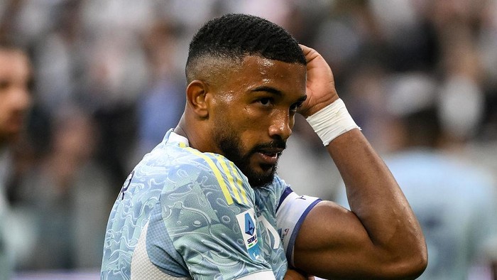 Sial betul nasib bek Juventus Gleison Bremer. Belum lama pulih dari cedera ligamen lutut, Bremer harus operasi karena cedera di tempat yang sama.