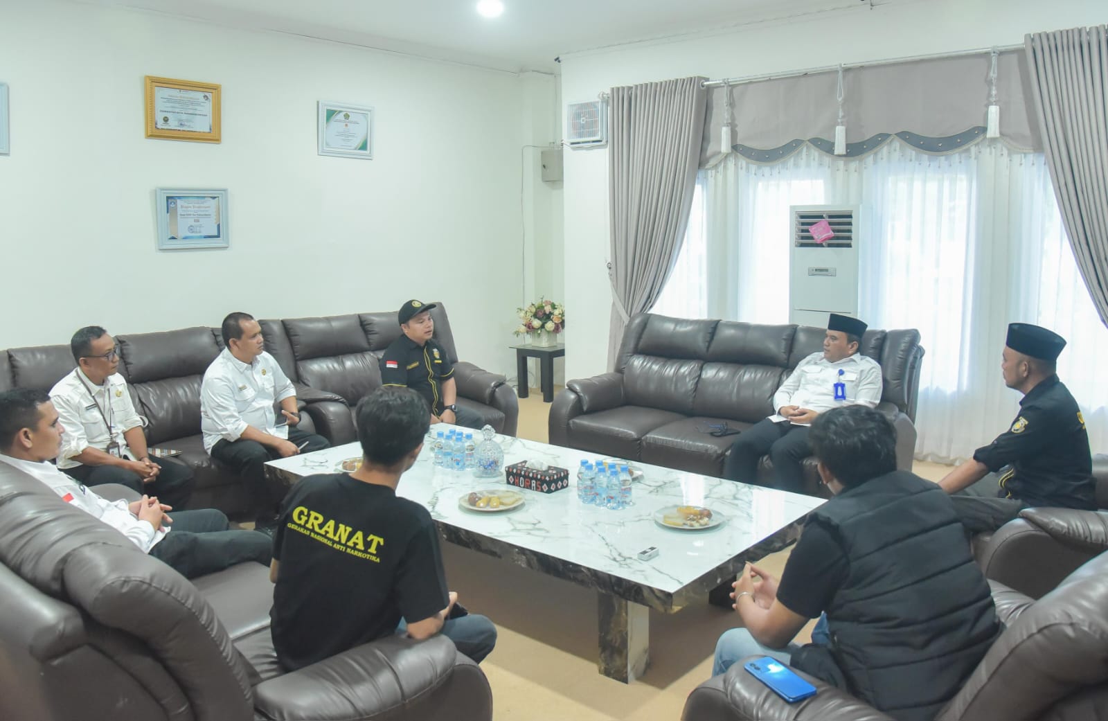 Wali Kota Letnan Dalimunthe berbincang dengan pengurus Granat Padangsidimpuan, Rabu (15/10/2025) di Kantor Setda Kota Padangsidimpuan. (Ist)