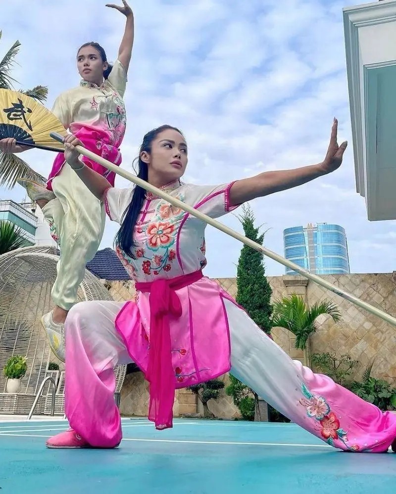 Kris Dayanti tampil energik saat latihan wushu menjelang keberangkatan ke ajang World Kungfu Championships 2025 di Emeishan, China.
