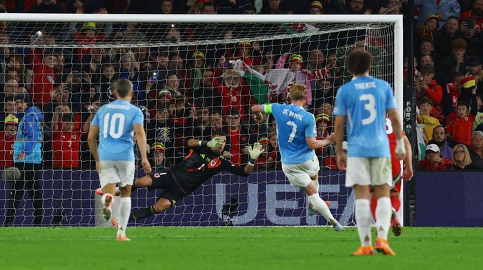 Kevin De Bruyne cetak gol penalti keduanya saat Belgia menang 4-2 atas Wales di Kualifikasi Piala Dunia 2026, Selasa (14/10/2025) dini hari WIB.