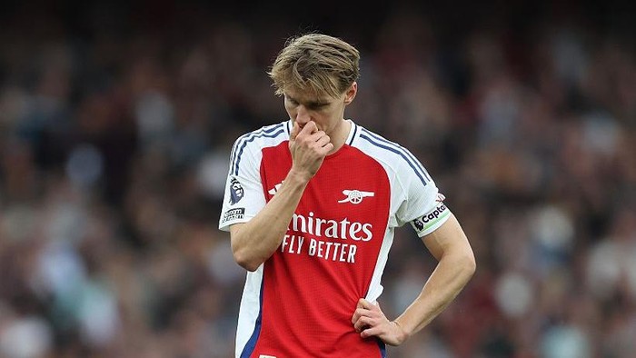 Martin Odegaard saat membela Arsenal sebelum mengalami cedera lutut pada laga kontra West Ham United, awal Oktober 2025.