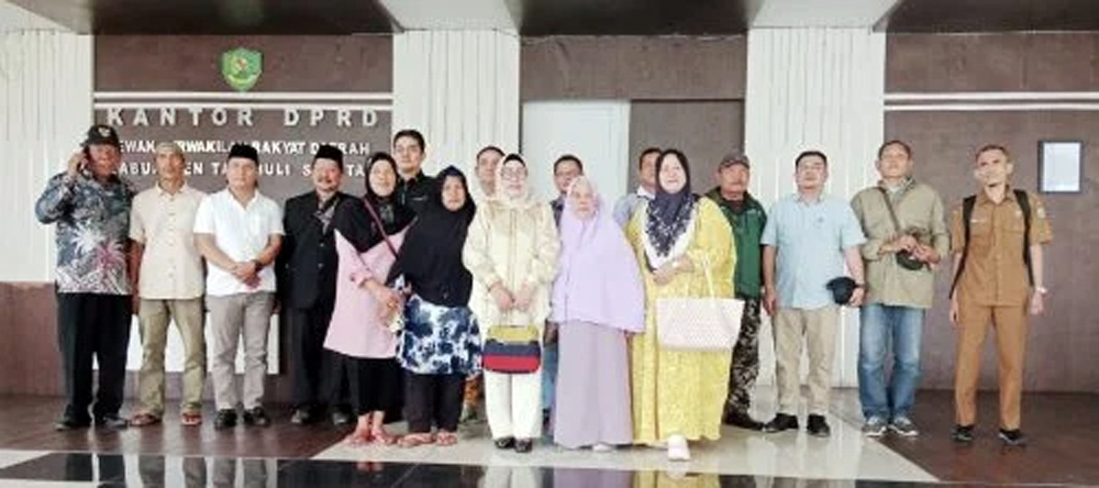 Komisi B DPRD Tapanuli Selatan bersama masyarakat Angkola Timur&ndash;Sipirok usai RDP II terkait sengketa lahan dengan PT TPL.