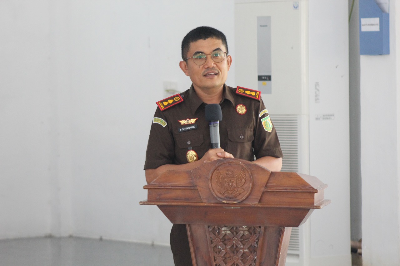 Kajari Gunungsitoli Parada Situmorang SH MH saat menjadi nara sumber pada sosialisasi Koperasi Merah Putih dan Ketahanan Pangan Desa yang digelar di aula komplek perkantoran Bupati Nias Utara.