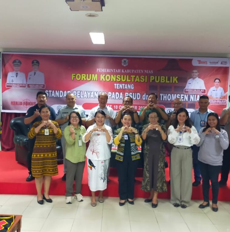 Direktur RSUD dr. M Thomsen Nias, dr Noverlina Zebua, MKM (tengah), dalam kegiatan Forum Konsultasi Publik yang digelar di aula rumah sakit, Jumat lalu (10/10/2025).