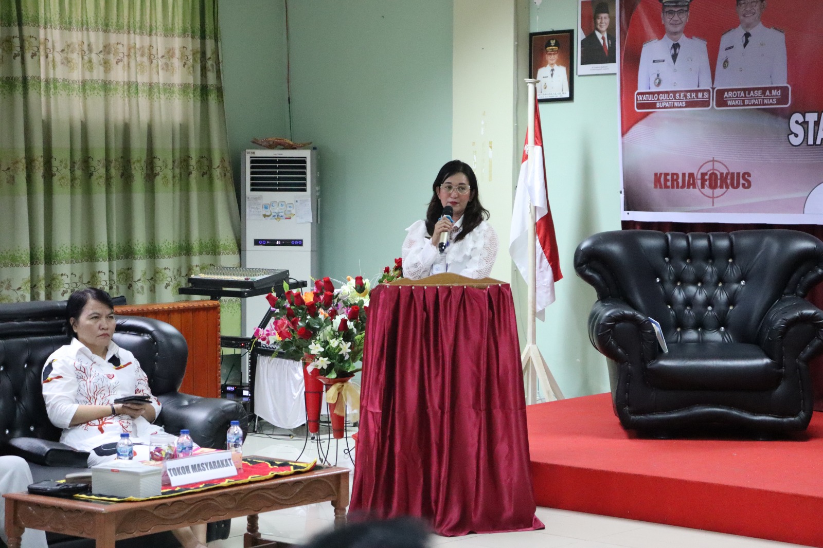 Kepala Bidang Pelayanan RSUD dr. M Thomesen Nias, dr. Yudika Dian K. Gulo, saat menyampaikan representasinya dalam kegiatan Forum Konsultasi Publik yang digelar di aula rumah sakit, Jumat lalu.