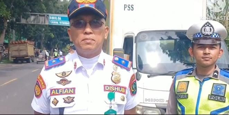 Kadishub Alfian Pane saat kegiatan sosialisasi serta memeriksa kendaraan angkutan barang berdasarkan ODOL di Jl. Sudirman Palopat Maria.