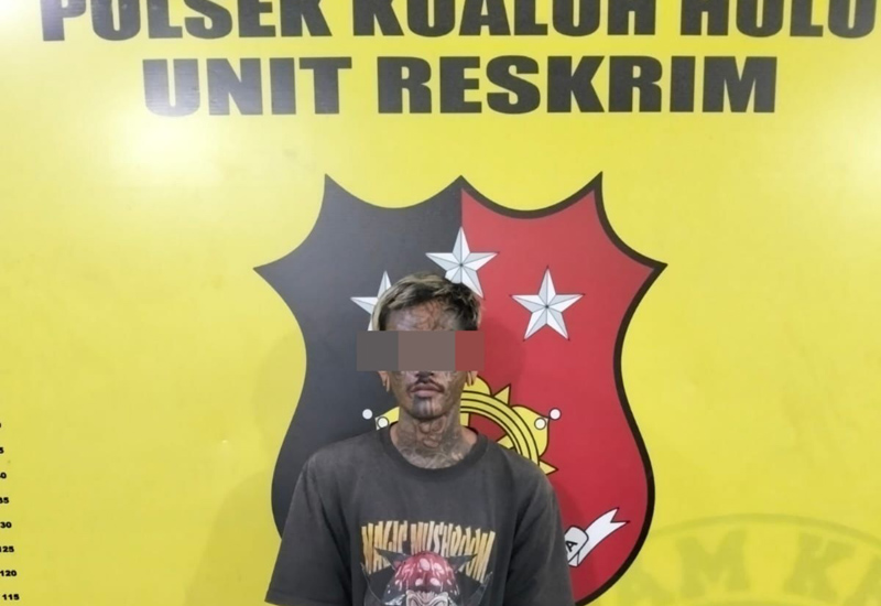 Tersangka saat diamankan polisi.