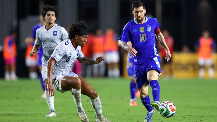 Argentina mengalahkan Puerto Rico dalam laga persahabatan. Tim Tango menang 6-0, dengan Lionel Messi menyumbang assist indah di pertandingan itu.