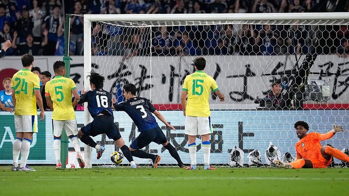 Jepang secara luar biasa comeback untuk mengalahkan Brasil 3-2. Samurai Biru sempat tertinggal dua gol tapi bisa membalikkan keadaan dengan bikin tiga gol di babak kedua.