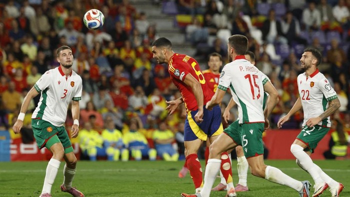 Spanyol selangkah lebih dekat menuju Piala Dunia 2026 usai memetik kemenangan 4-0 atas Bulgaria. Gelandang Arsenal Mikel Merino menyumbang dua gol di laga ini.