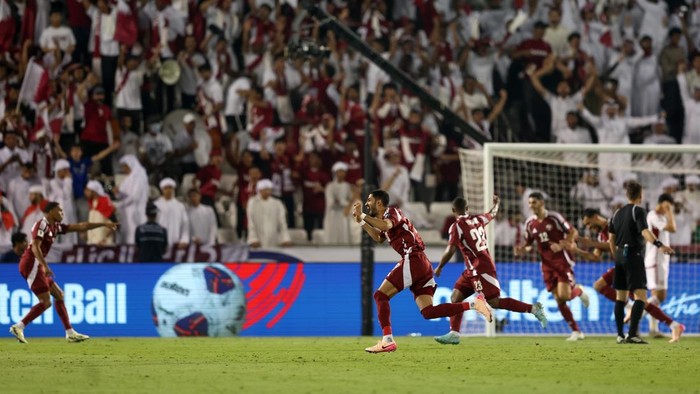 Qatar memastikan diri lolos ke Piala Dunia 2026. Sukses itu diraih The Maroons usai mengalahkan Uni Emirat Arab 2-1 di ronde 4 kualifikasi zona Asia.