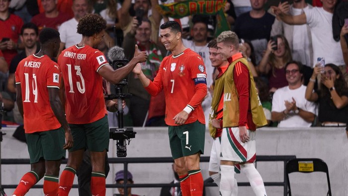 Portugal harus puas bermain imbang dengan Hungaria. Gol Dominik Szoboszlai di injury time menunda laju Cristiano Ronaldo cs untuk merebut tiket ke Piala Dunia 2026.