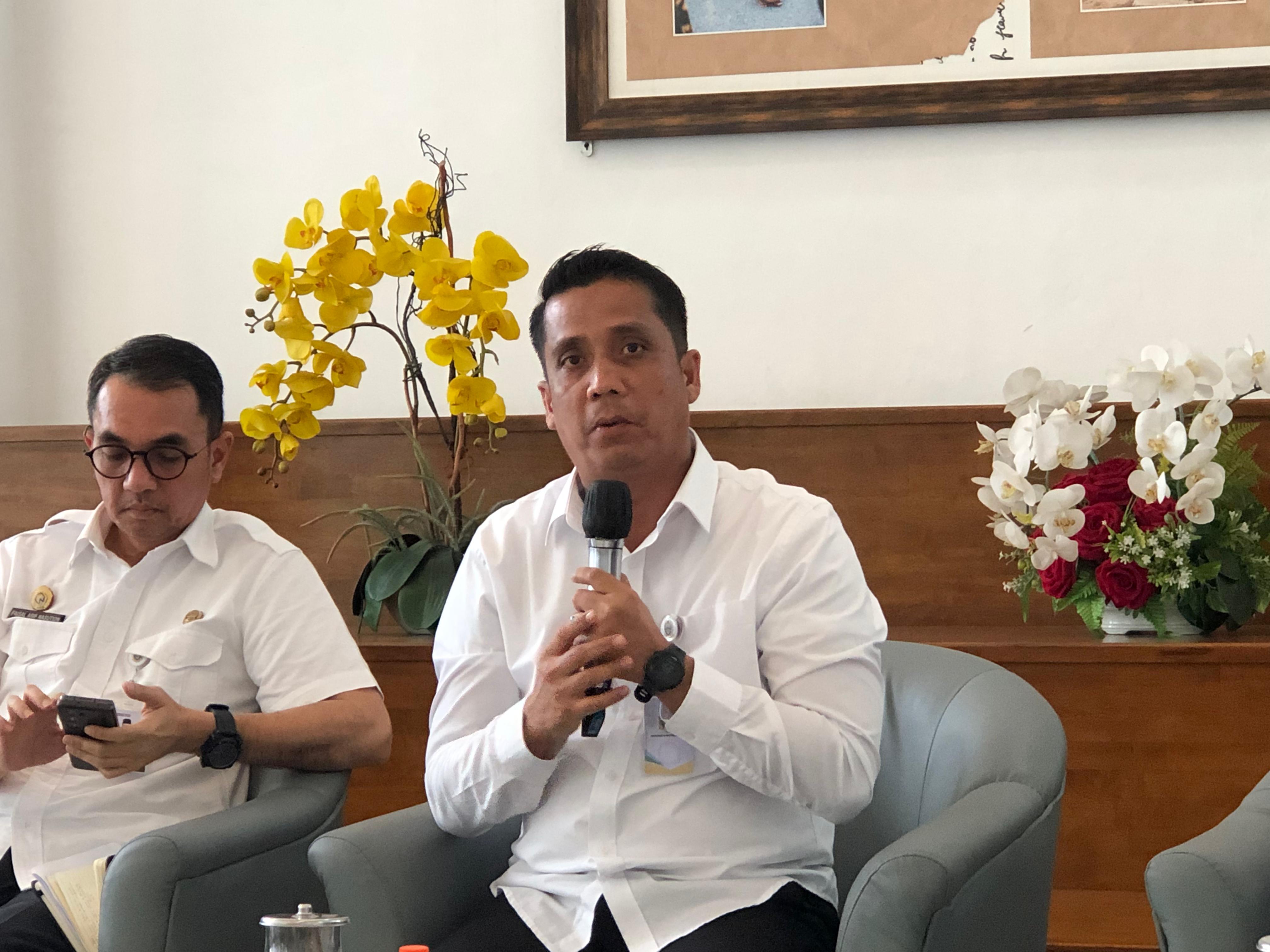 Kepala Biro PBJ Setdaprovsu, Chandra Dalimunthe saat konferensi pers di Kantor Gubernur Sumut Jalan Pangeran Diponegoro Nomor 30, Medan, Rabu, 15 Oktober 2025.