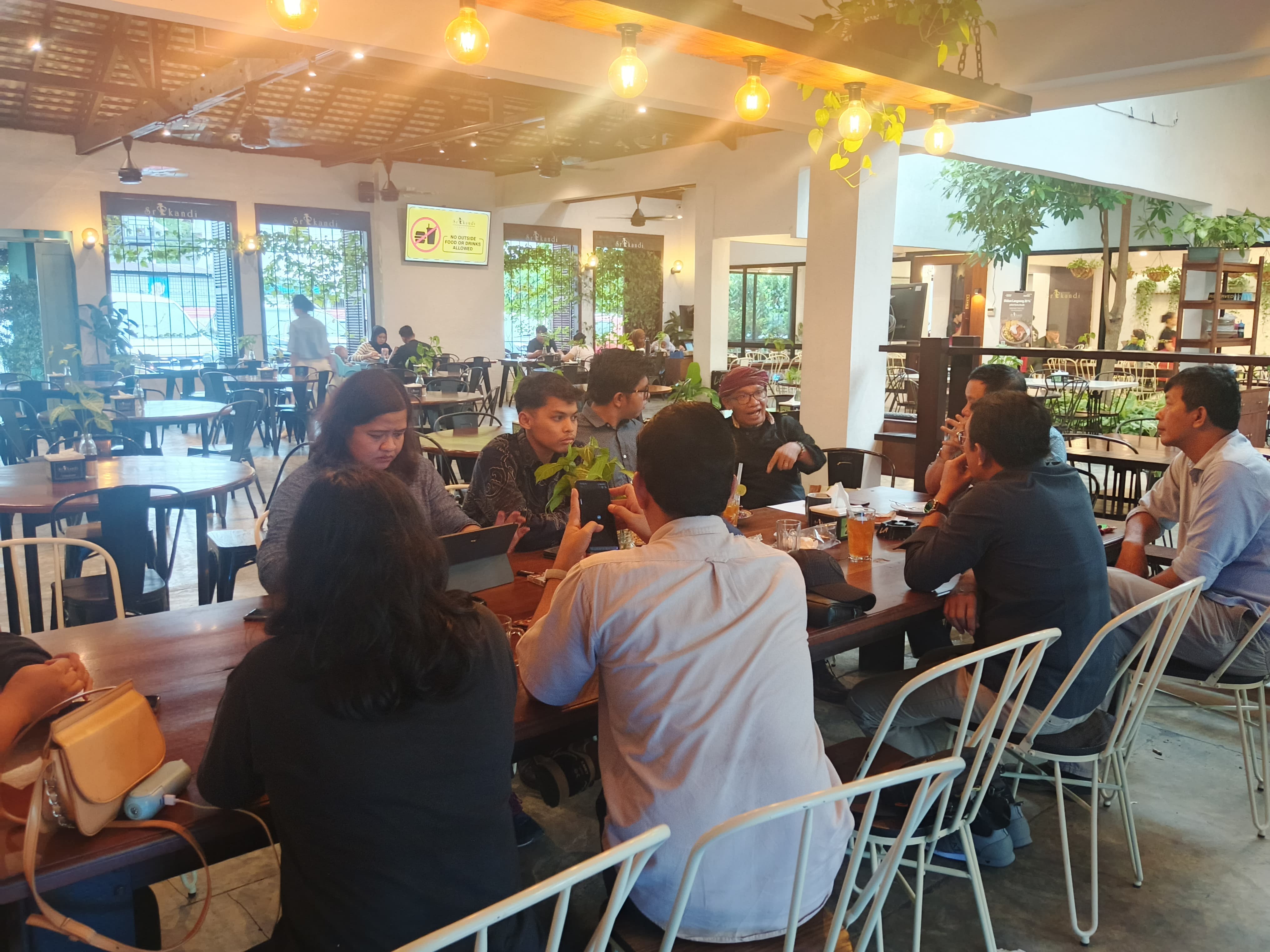Tim 7 Medan Menggugat&ndash;Koalisi Masyarakat Sipil saat bertemu dengan Anggota DPD RI asal Sumut, Penrad Siagian di Cafe Srikandi, Jalan Samanhudi, Medan, Sabtu (11/10/2025).