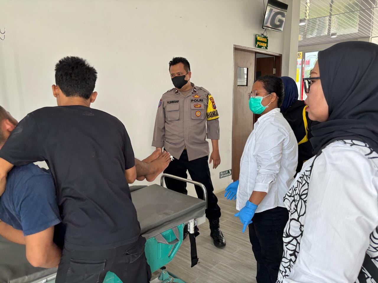 Petugas Polsek Bangun mengevakuasi warga penderita psikotik akut di Kecamatan Gunung Maligas, Kabupaten Simalungun.