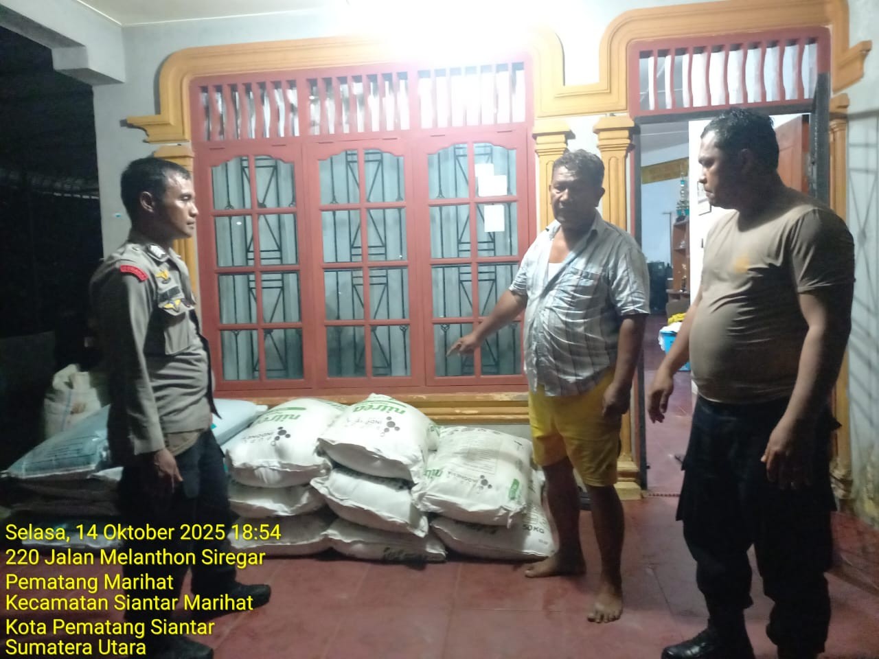 Petugas Polsek Siantar Marihat menyerahkan bantuan pupuk kepada warga di Kelurahan Pematang Marihat, sebagai dukungan terhadap program ketahanan pangan nasional.