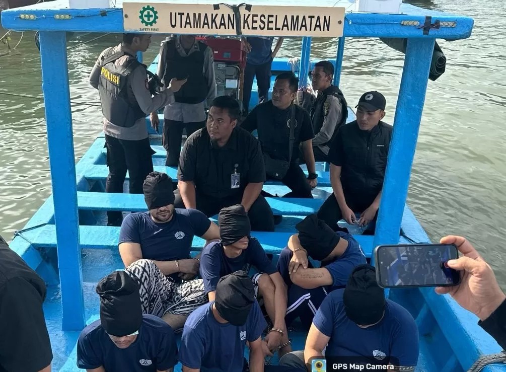 Aktor Ammar Zoni dibawa ke Lapas Nusakambangan dengan pengawalan ketat, Kamis (16/10). Ia terjerat kasus narkoba dan terancam hukuman mati.