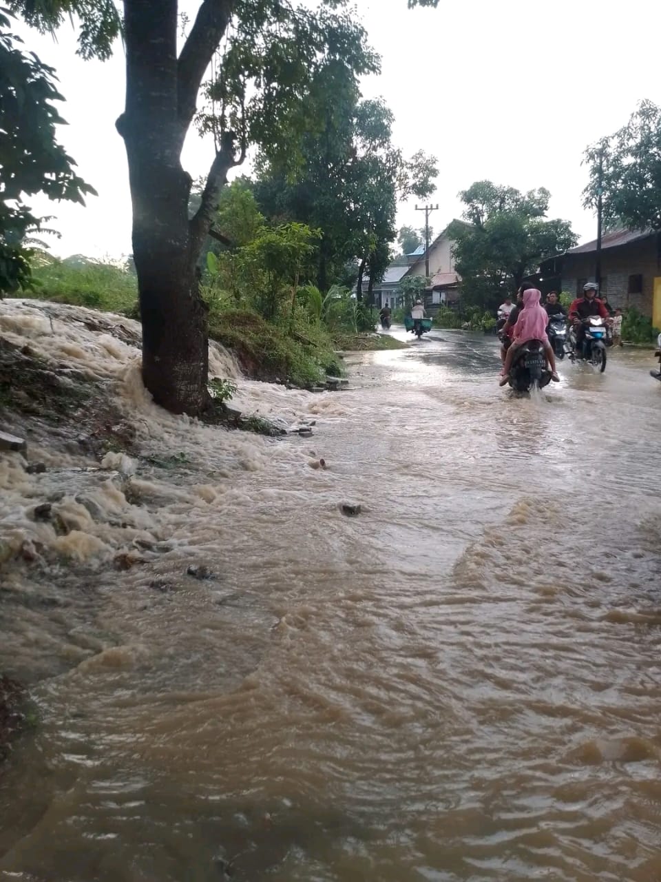 Penampakan daerah aliran sungai Deli meluap di wilayah Kecamatan Medan Labuhan, Minggu lalu, yang diduga dampak masih banyaknya bangunan liar yang berdiri di atas jalan speksi.