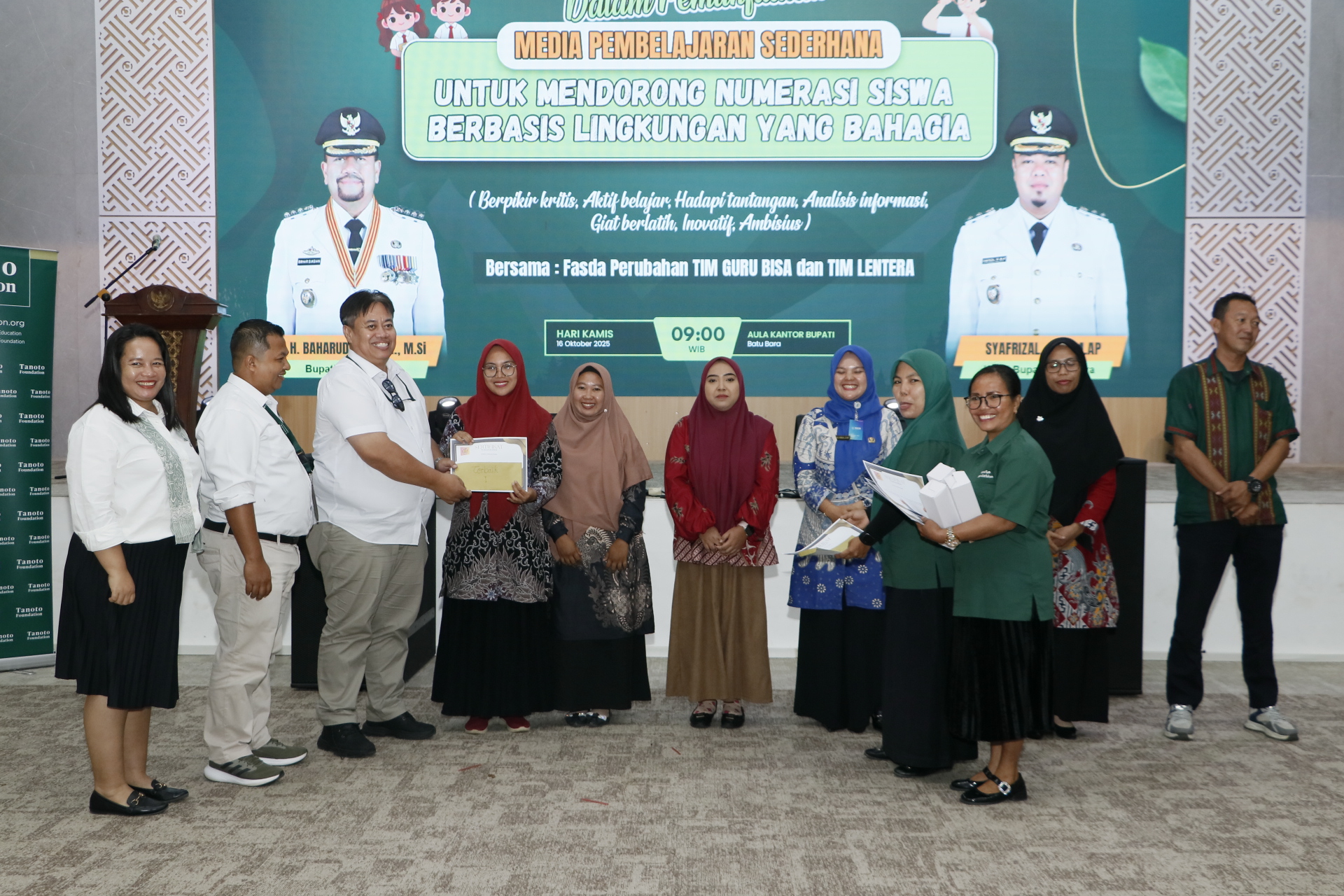Regional Lead Tanoto Foundation Sumut, Medi Yusva, menyerahkan hadiah apresiasi kepada guru pemenang karya terbaik dalam Gelar Karya media pembelajaran.