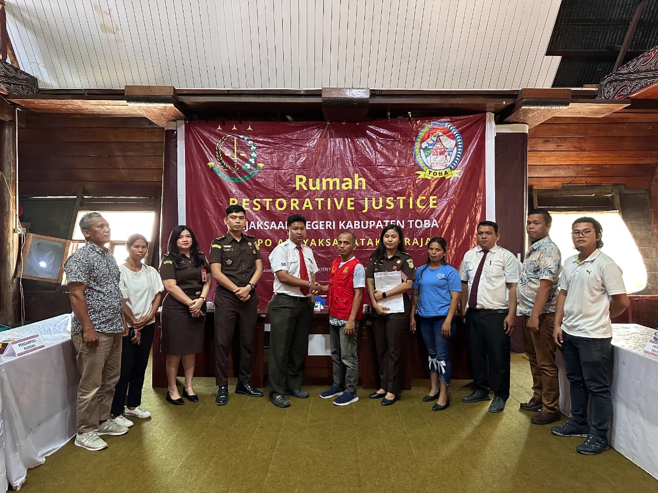 Kejati Sumut hentikan perkara percobaan pencurian sepeda motor di Toba melalui mekanisme Restorative Justice setelah pelaku dan korban berdamai tanpa syarat.