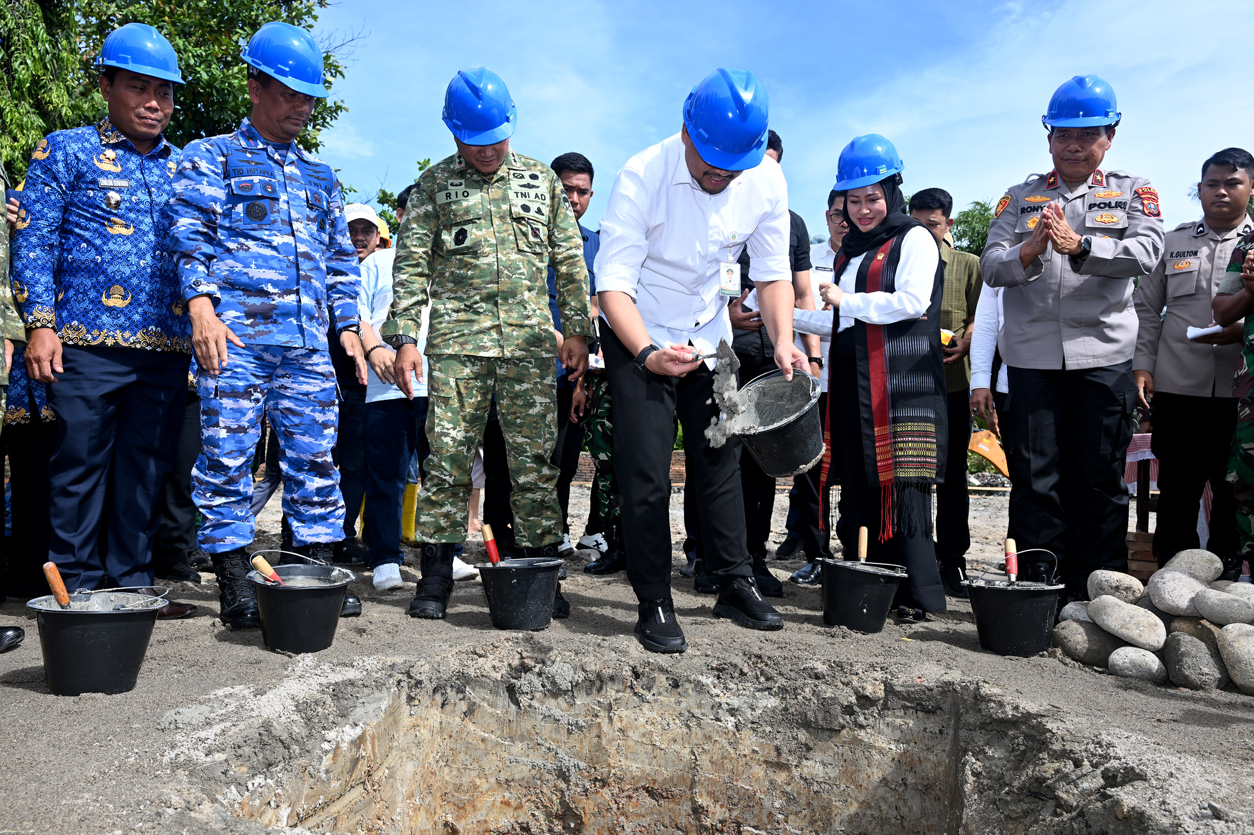 Gubernur Sumatera Utara Bobby Nasution bersama Pangdam I/BB Mayjen TNI Rio Firdianto, Wakapolda,, Ketua DPRD Sumut Erni Ariyanti Sitorus, meletakkan batu pertama pembangunan gerai Koperasi Merah Putih