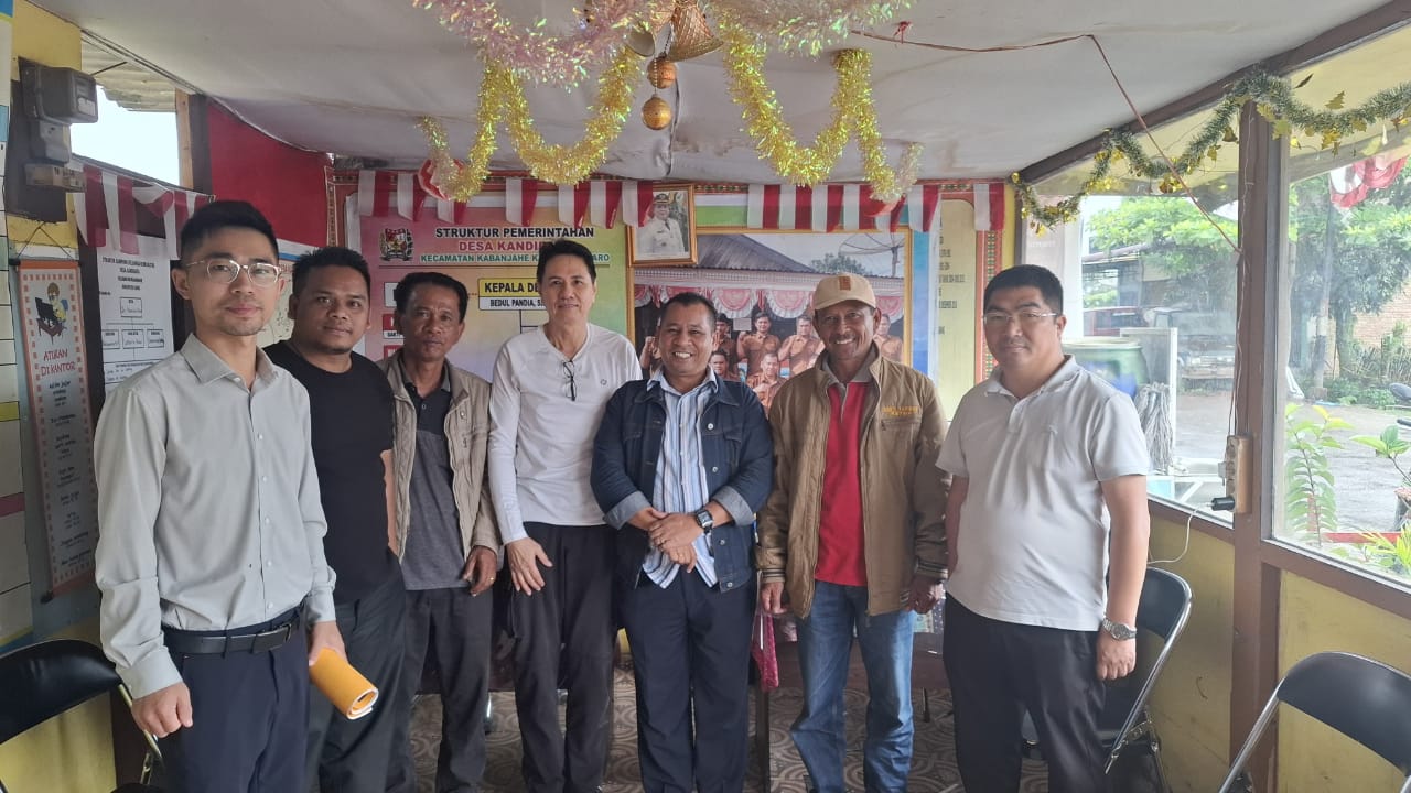 Warga Desa Kandibata, Kecamatan Kabanjahe, menunjukkan lahan yang diduga dibor untuk proyek terowongan PLTMH tanpa ganti rugi, Kamis (16/10/2025).