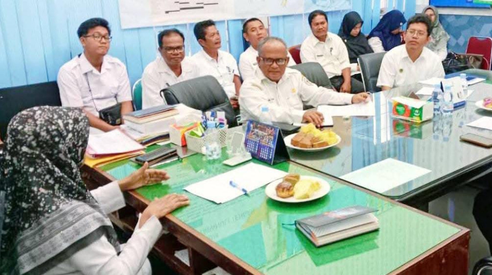 Plt Sekdakab Tapteng, Nurjalilah, memimpin rapat koordinasi pengawasan Program Makanan Bergizi Gratis (MBG) dan usulan SPPG di Ruang Rapat Sekda Tapteng, Rabu (15/10/2025).