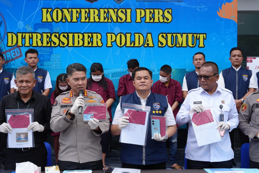 Polda Sumut bersama OJK menggelar konferensi pers pengungkapan sindikat penipuan online yang menipu Konjen Kehormatan Turki di Medan hingga rugi Rp254 juta.