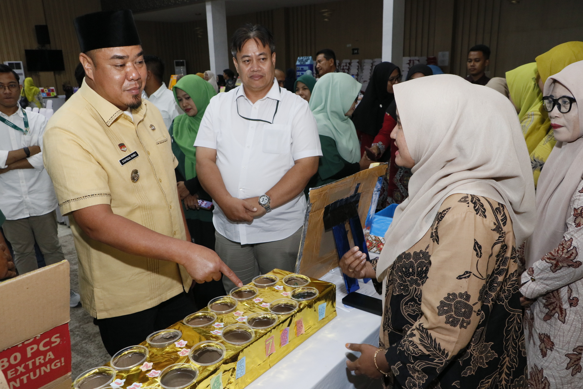 Wakil Bupati Batu Bara Syafrizal SE MAP bersama Regional Lead Tanoto Foundation, Medi Yusra meninjau hasil Karya Media Pembelajaran para guru untuk peningkatan numerasi siswa.