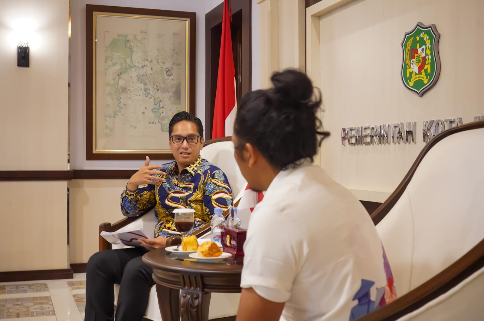 Wali Kota Medan Rico Tri Putra Bayu Waas menerima audiensi panitia Jong Batak&rsquo;s Arts Festival 2025 dari Rumah Karya Indonesia di Balai Kota Medan, Kamis (16/10/2025).