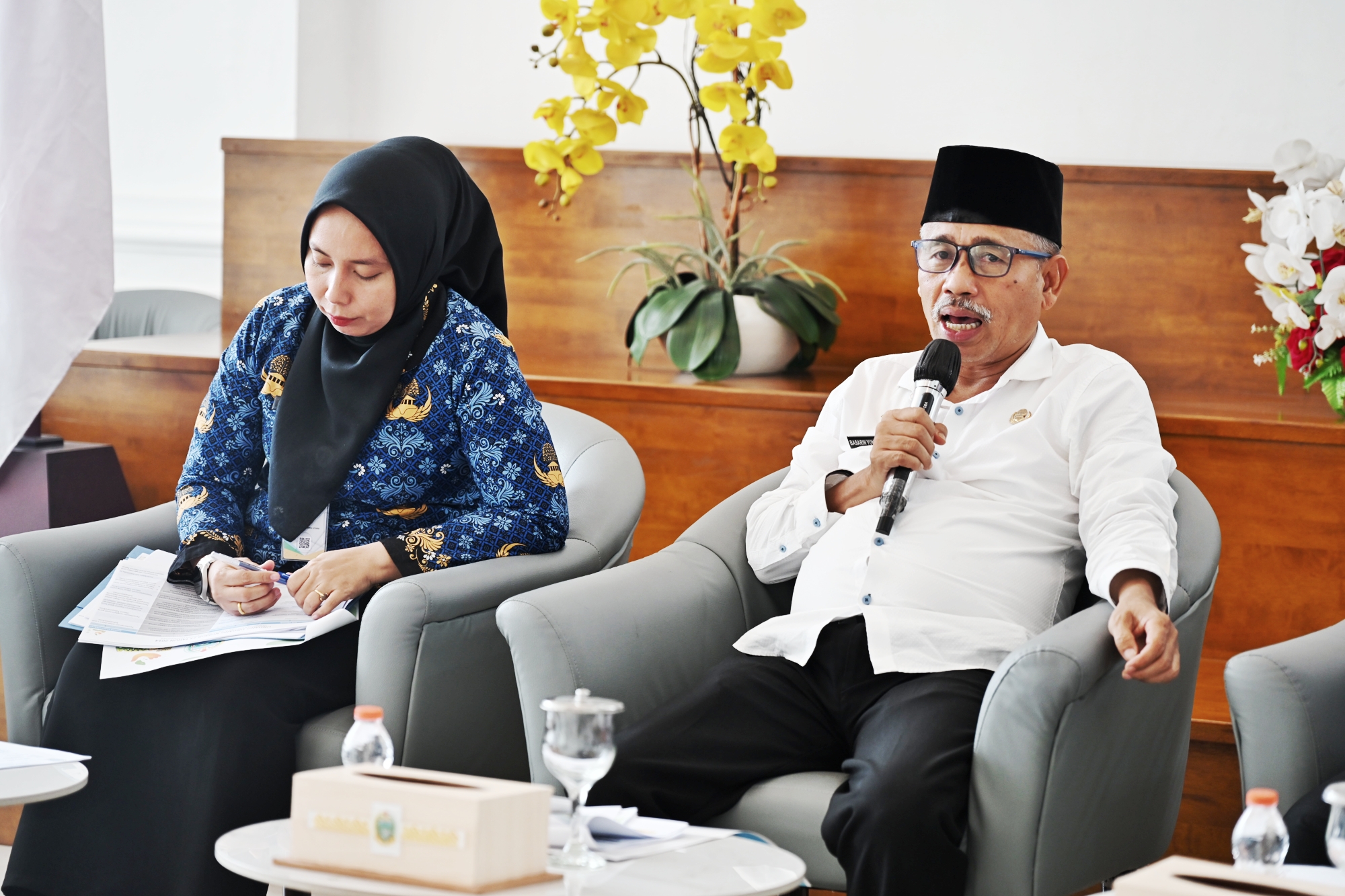 Asisten Pemerintahan dan Kesejahteraan Rakyat Setdaprov Sumut, Basarin Yunus Tanjung, memberikan keterangan pers soal penyelesaian konflik agraria TPL dan masyarakat adat di Lobby Dekranasda, Medan.