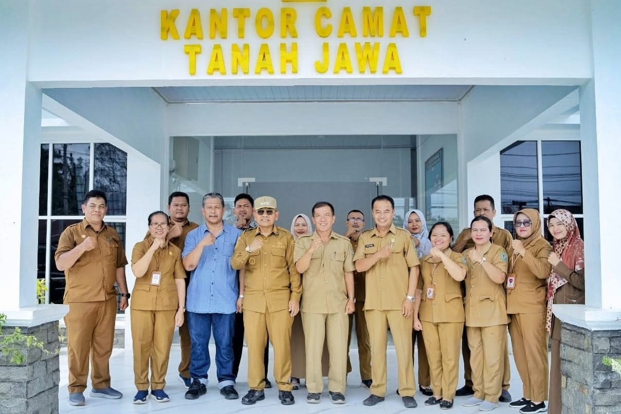Bupati Simalungun, Dr H Anton Achmad Saragih, melaksanakan inspeksi mendadak (sidak) ke sejumlah kantor kecamatan dan puskesmas, Selasa, (14/10/2025).