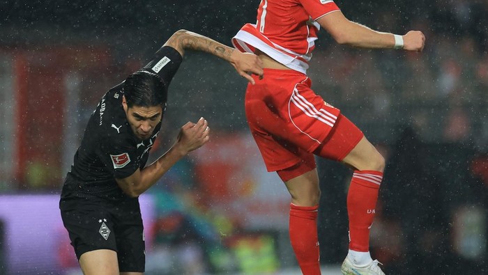 Kevin Diks bermain saat Borussia Moenchengladbach bertandang ke markas Union Berlin dalam lanjutan Bundesliga.