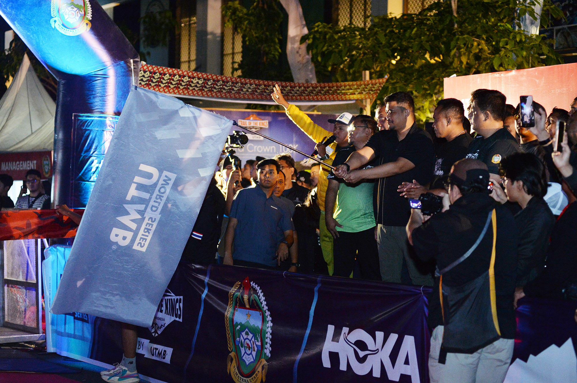 Gubernur Sumatera Utara Bobby Nasution melepas (flag off) peserta lomba lari lintas alam Trail of The Kings Lake Toba by UTMB kategori 100K di Marianna Resort and Convention, Tuktuk Siadong, Samosir.