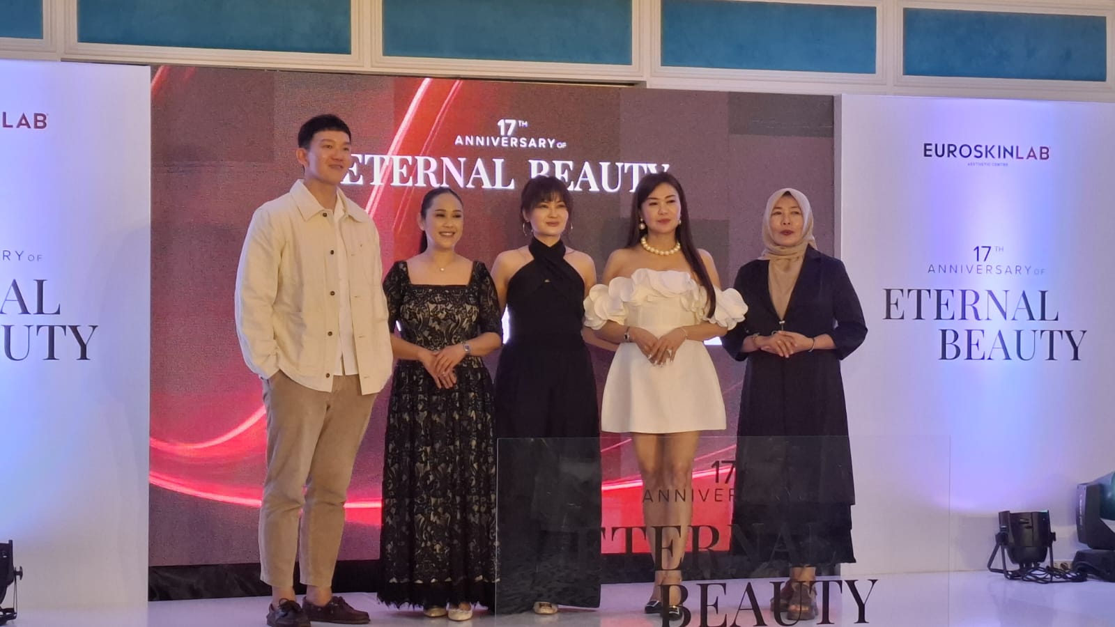 Renny Hasibuan, GM Marketing Euromedica Group, bersama tim dokter estetika Euroskinlab foto bersama tamu undangan saat Eternal Beauty Roadshow 2025 di Medan.