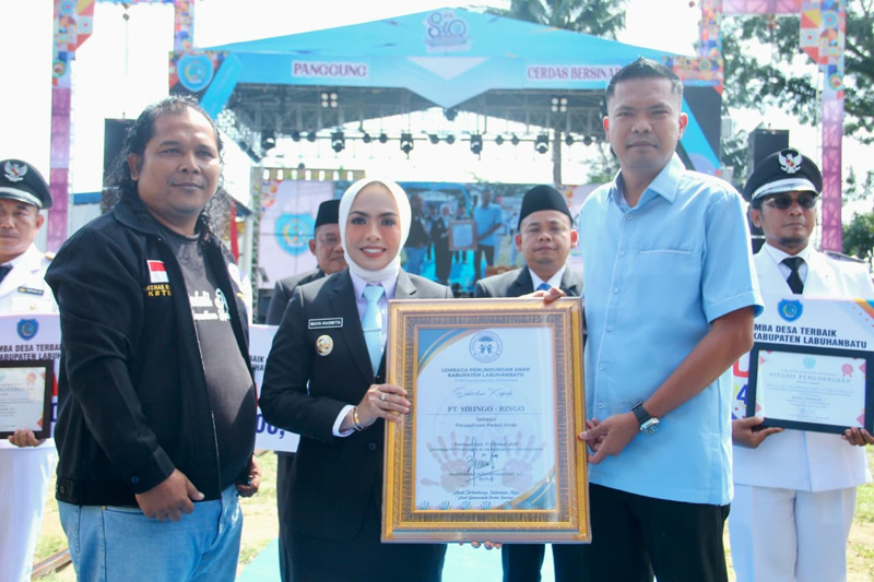 Bupati Labuhanbatu dr Hj Maya Hasmita berfoto bersama dengan Humas PT Siringo-ringo Wendy Bachri saat menerima penghargaan Perusahaan Peduli Anak dari LPA Labuhanbatu.