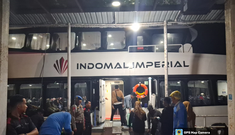 Pemeriksan rutin penumpang kapal Ferry Indomal Regal.