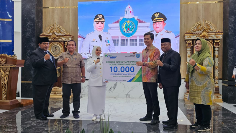 Bupati Labuhanbatu secara simbolis menyerahkan kartu pekerja rentan yang dibiayai melalui APBD 2025.