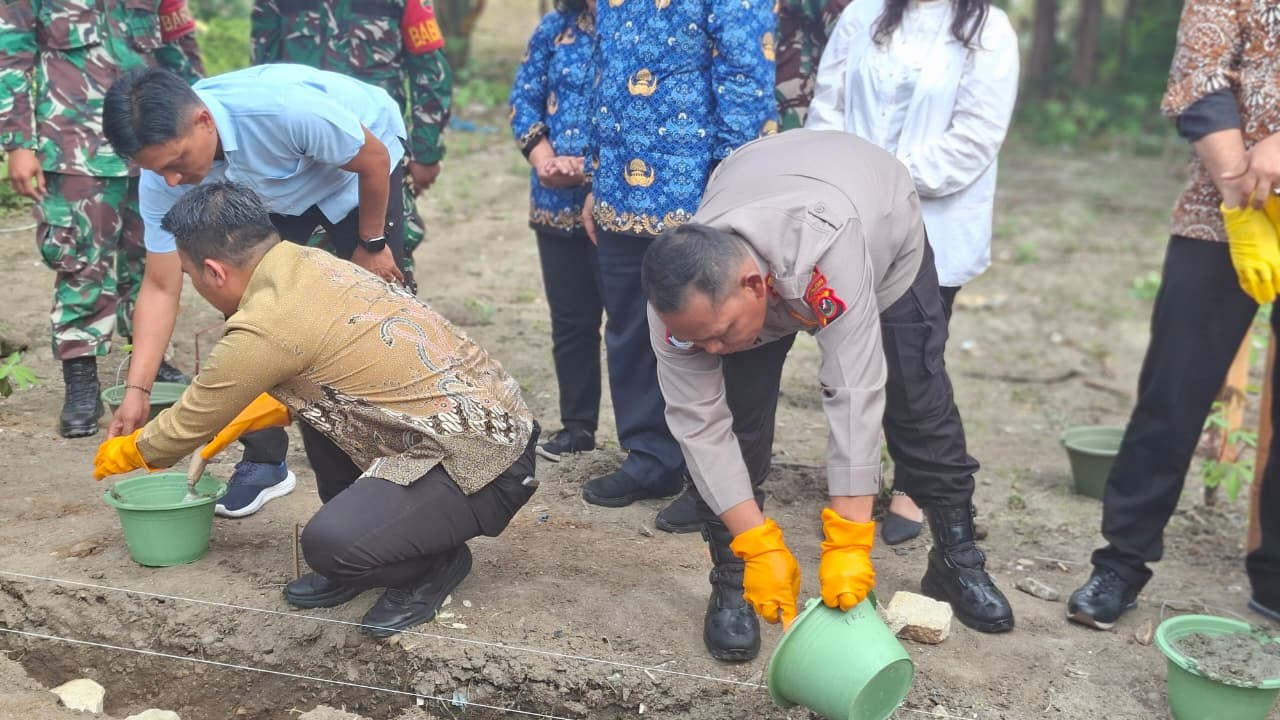 Peletakan batu pertama pembangunan Koperasi Desa/Kelurahan Merah Putih di Nagori Karang Anyer, Kecamatan Gunung Maligas, Kabupaten Simalungun, Jumat (17/10).