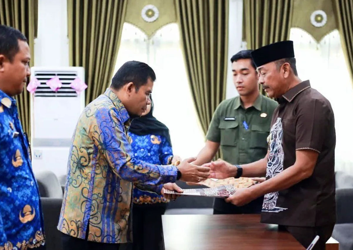 Bupati Mandailing Natal, Saipullah Nasution, saat memimpin sertijab penunjukan Akhmad Faisal sebagai Plt Kepala Dinas PUPR Madina.