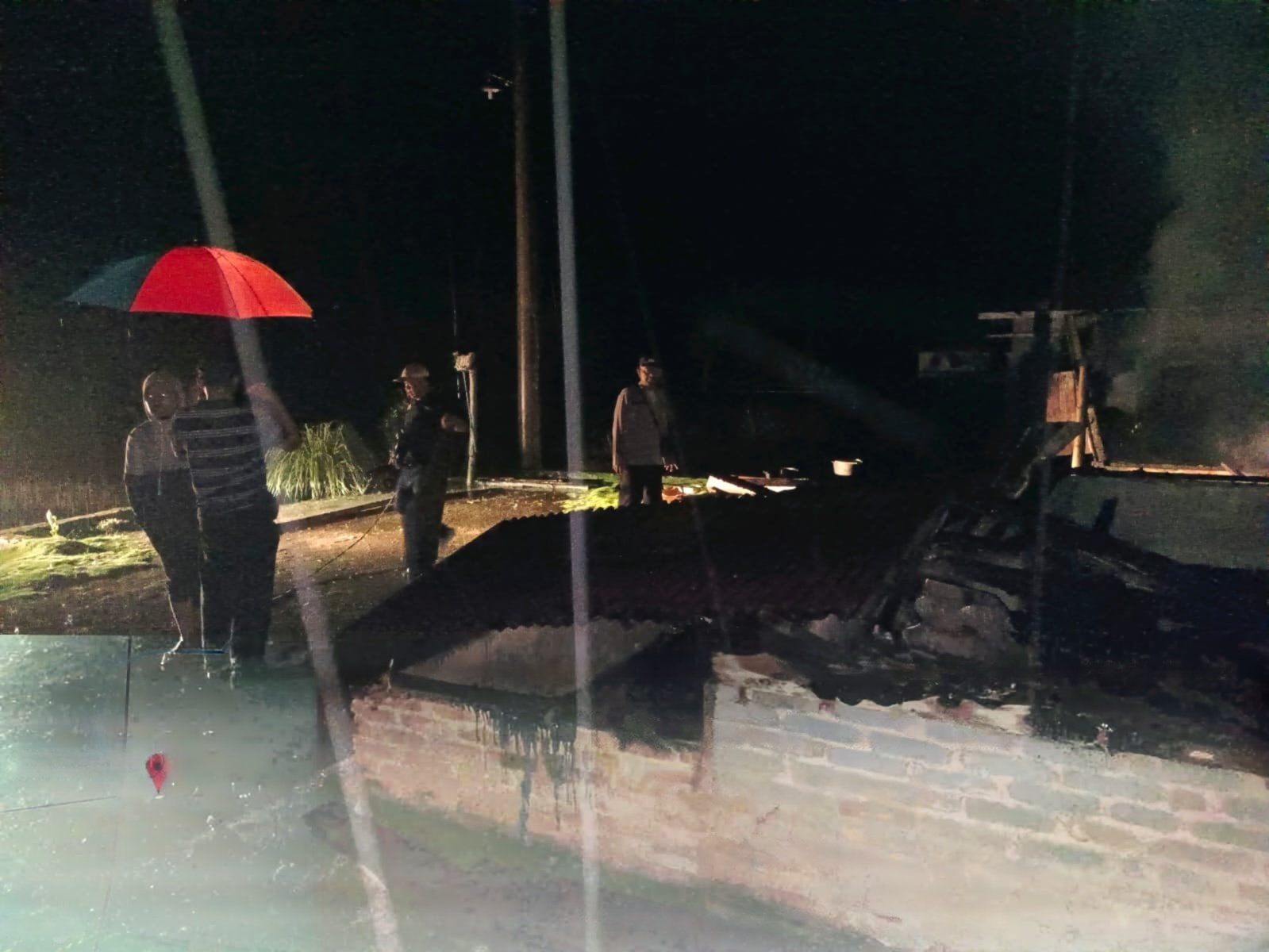 Rumah yang hangus dibakar pelaku.